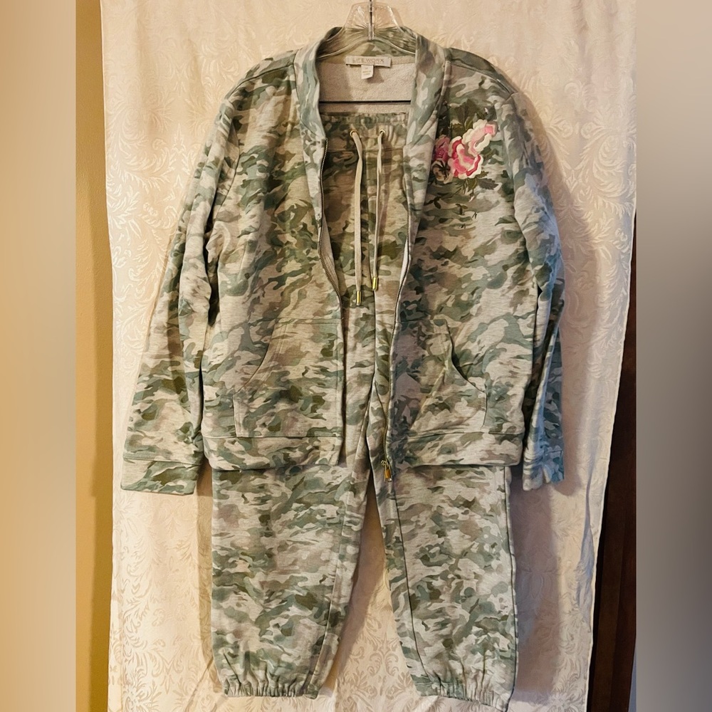 Gloria Vanderbilt Camo Sweatsuit with floral design on jacket and pants.